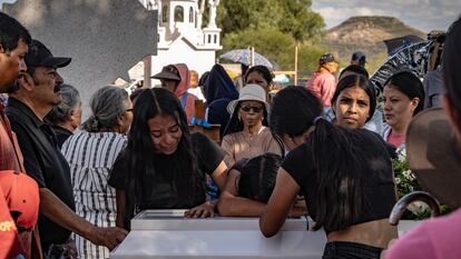 Relatives of Óscar Ernesto Rojas Alvarado during his burial in the town of Malpaso, in the municipality of Villanueva, Zacatecas.