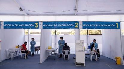 Personal sanitario vacuna en Santiago de Chile contra la covid-19, el 24 de marzo pasado.