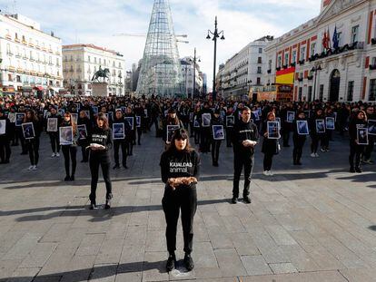 Miembros de Igualdad Animal muestran cerdos y pollos muertos el pasado diciembre, en la Puerta del Sol (Madrid).