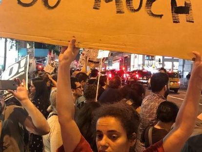 "Te odio tanto", reza una pancarta, el martes, frente a la Torre Trump de Nueva York, en la que estaba el presidente