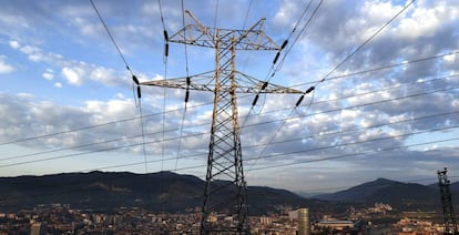 Una torre de transporte de electricidad, con la ciudad de Bilbao al fondo, en una imagen de archivo.