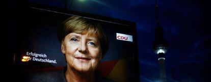 Cartel electoral que muestra a la candidata del CDU, Angela Merkel.