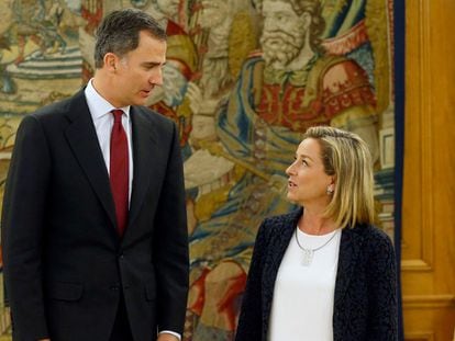 El rey Felipe VI conversa con la diputada de Coalición Canaria, Ana Oramas