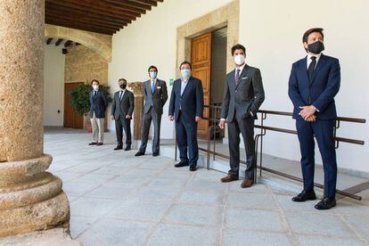 El presidente de Extremadura (en el centro), junto a representantes taurinos, el pasado día 27 de mayo en Mérida.