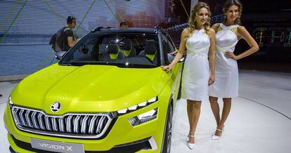 Dos azafatas posan el martes frente al nuevo Skoda Vision X, en el Sal&oacute;n Internacional del Autom&oacute;vil de Ginebra.