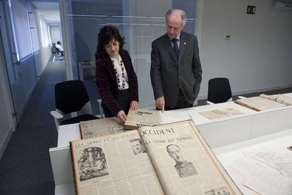 Juan María Atutxa e Irune Zuloaga observan documentación histórica sobre el nacionalismo vasco en la sede de la Fundación Sabino Arana, en Bilbao