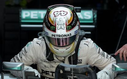 Lewis Hamilton sale de su bñolido tras unos entrenamientos.