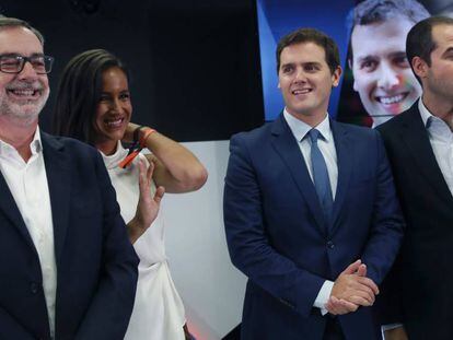 Albert Rivera, junto a Jos&eacute; Manuel Villegas , Bego&ntilde;a Villac&iacute;s e Ignacio Aguado, ayer en un ciclo de conferencias de La raz&oacute;n. 