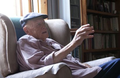 El escritor vasco Ramiro Pinilla, en su casa de Getxo, en septiembre de 2014,