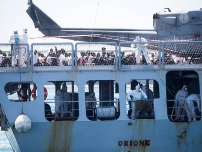 Llegada del barco 'Oriona' de la Marina italiana con los inmigrantes rescatados al puerto de Valencia, este domingo.