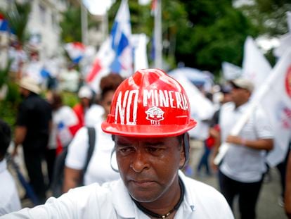 Un manifestante porta un casco con la inscripción "No minería", durante una protesta en Ciudad de Panamá, el pasado 23 de noviembre.