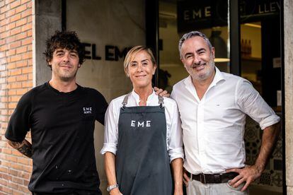 Borja, Esther and Óscar Morales, the three brothers in charge of Bar Eme, in Bilbao.