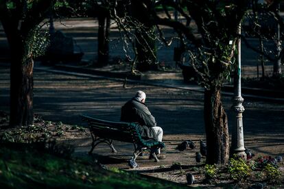 Un hombre en Santiago de Compostela, en 2022.
