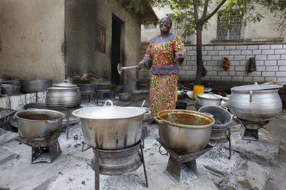 Tata Momo a la cuina del seu restaurant a Bouake (Costa d'Ivori).