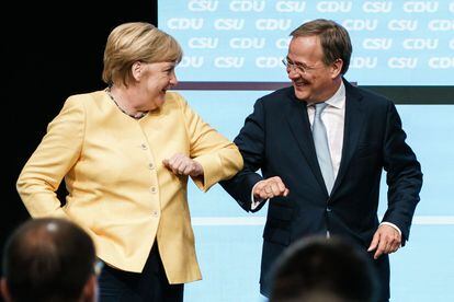 La canciller alemana, Angela Merkel, y el candidato conservador, Armin Laschet, se saludan en el mítin del sábado pasado en Berlín.