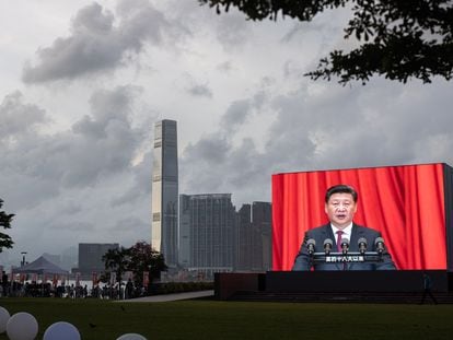 En pantalla, el presidente chino Xi Jinping en los actos de celebración del centenario de PCCh.