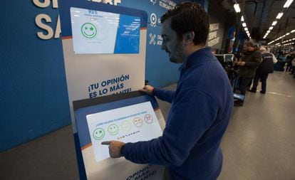 Un cliente rellena una encuesta de satisfacción en el Decathlon de Alcobendas, Madrid. 