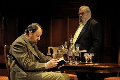 José María Pou (a la izquierda) y Carles Canut, en una escena de <i>Llama un inspector,</i> de J. B. Priestley.