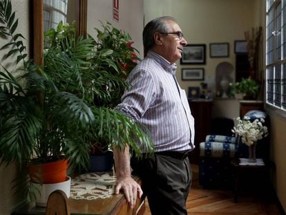 Victoriano Fernández en el pasillo del Hostal Galaico.