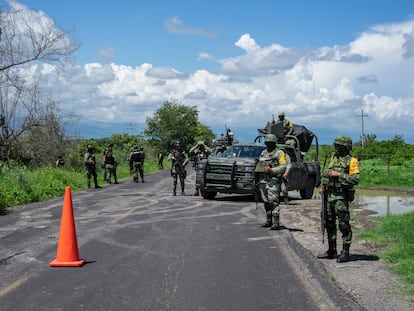 Un grupo de militares vigila un tramo de la carretera que une Aguililla con Apatzingán, en Michoacán, este jueves.