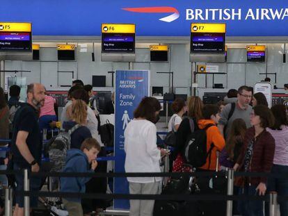 Pasajeros de British Airways esperan en el aeropuerto de Heathrow, en Londres. 