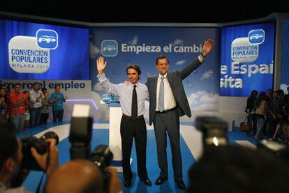 José María Aznar y Mariano Rajoy saludan a los asistentes a la primera jornada de la convención nacional del PP.