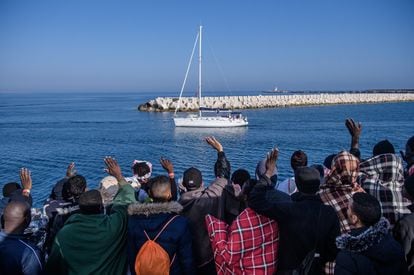 Un grupo de inmigrantes, a bordo del buque de la ONG SOS Mediterranee, saluda a miembros de otra embarcación, Aquarius, en la costa de Sicilia, Trapani, Sicilia, Italia.