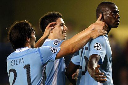 Silva y Nasri acuden a felicitar a Balotelli tras su gol.