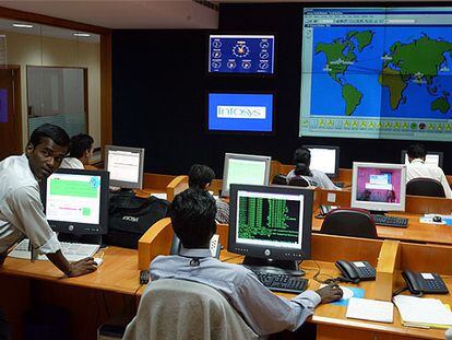 Ingenieros de una empresa tecnológica trabajan en la ciudad india de Bangalore.