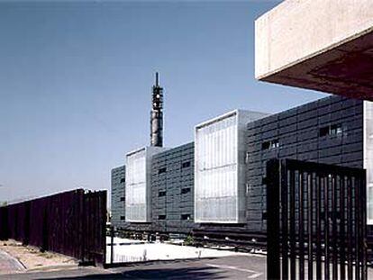 Edificio de oficinas de Sogecable, en Tres Cantos, proyectado por César Ruiz Larrea y Antonio Gómez.