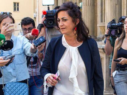 La candidata del PSOE Concha Andreu a la salida del parlamento donde han reanudado las negociaciones con Unidas Podemos. 