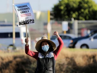 Una mujer hace campaña por un sindicato independiente en la planta de General Motors en Silao (Estado de Guanajuato), en febrero de 2022.
