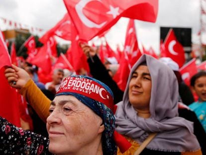 Manifestación en apoyo al presidente Erdogan, este miércoles en Estambul.