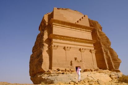 Un turista toma fotos en el enclave arqueológico de Madain Saleh, en Arabia Saudí.