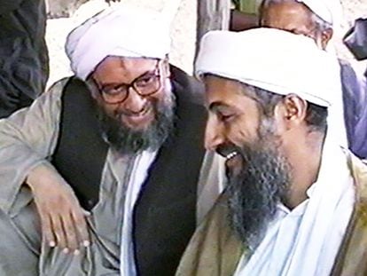 Ayman Al Zawahiri (izquierda) con Osama Bin Laden, en 1998 en Afganistán.