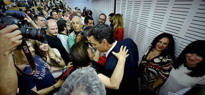 Pedro S&aacute;nchez con la presidenta del PSOE, Micaela Navarro, tras conocer los resultados.