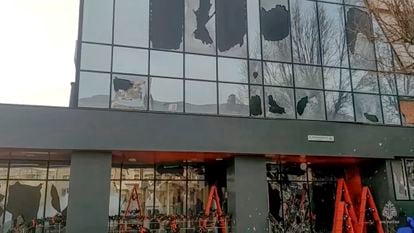Vista del edificio dañado tras un bombardeo en Bélgorod (Rusia), este sábado.