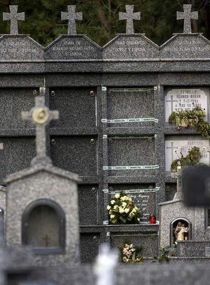 Panteón propiedad de Crisanto López y esposa en el cementerio de Toba, en Cee. Los nichos se encuentran precintados por la Guardia Civil.