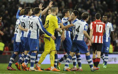 Los jugadores del Espanyol celebran la victoria. 