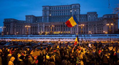 Decenas de miles de manifestantes, este sábado frente al Parlamento rumano en Bucarest.