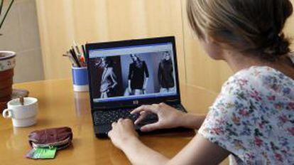 Una mujer consulta la página web de Zara en Internet