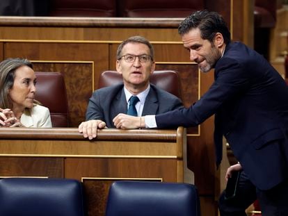 El diputado del PP, Borja Sémper, a la derecha, junto al líder popular, Alberto Núñez Feijóo, y la secretaria general, Cuca Gamarra, este jueves en el Congreso.