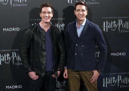 Los actores Oliver y James Phelps, que dieron vida a los gemelos Weasley en la gran pantalla, han inaugurado la exposición.