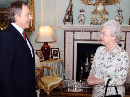 Tony Blair comunica a la reina Isabel su intención de formar Gobierno, ayer en el palacio de Buckingham.