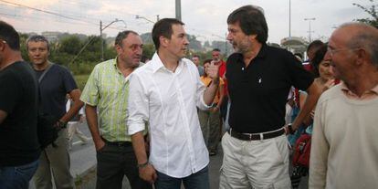 Arnaldo Otegi y Rafael Díez Usabiaga, a la salida del primero de la cárcel en 2008.