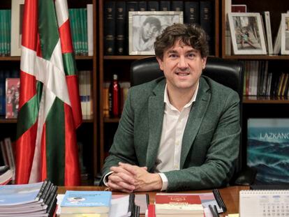Eneko Andueza, candidato socialista a lehendakari, en su despacho de la sede del PSE-EE en Bilbao el día 11 de abril.