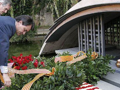 Artur Mas, en primer término, y Xavier Trias depositan una ofrenda floral en la tumba de Lluís Companys.
