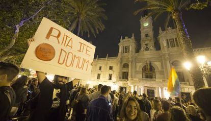 Gente concentrada ante el Ayuntamiento de Valencia para celebrar los resultados de las elecciones. 