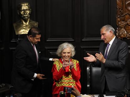 La escritora Elena Poniatowska al recibir este miércoles la Medalla Belisario Domínguez, otorgada por el Senado de México.