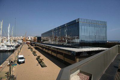 Dos de los edificios que el TSJC exige derribar en el puerto  de Tarragona.